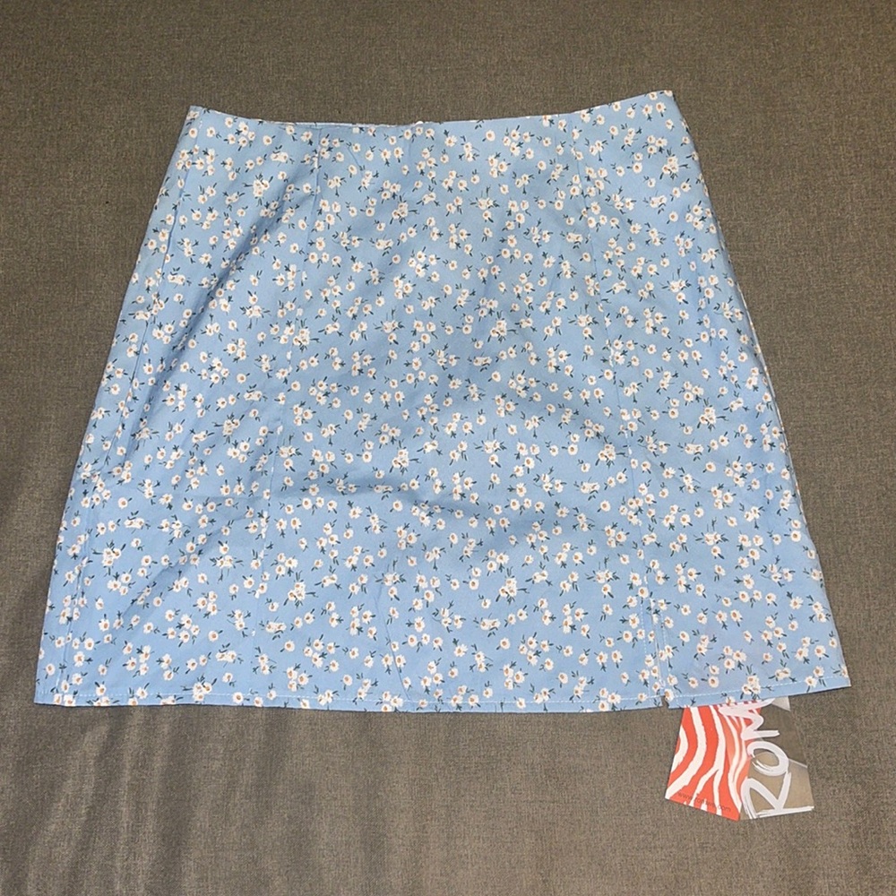 Romwe ladies pale blue skirt with white Daisies. Size small. NWT.